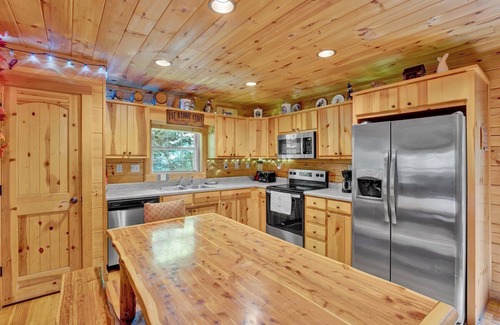 White Haven Cabin | Log Cabin 2 acres borders Lehigh River & Trail-Game room, Bar, Fire Pit, hot tub