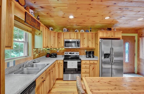 White Haven Cabin | Log Cabin 2 acres borders Lehigh River & Trail-Game room, Bar, Fire Pit, hot tub