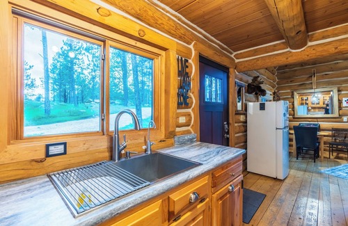 Custer Cabin | Log Cabin close to Custer