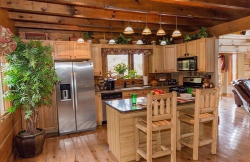 Clinton Cabin | Log Cabin convenient to Windrock ATV Park, and Norris Lake. Sleeps 12