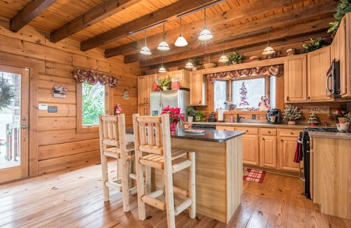 Clinton Cabin | Log Cabin convenient to Windrock ATV Park, and Norris Lake. Sleeps 12