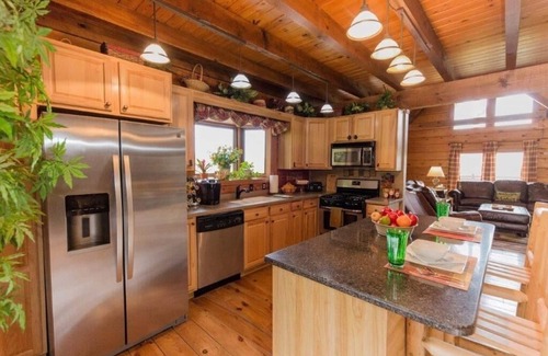 Clinton Cabin | Log Cabin convenient to Windrock ATV Park, and Norris Lake. Sleeps 12