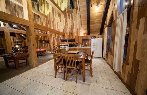 Jones Mills Hotel | Log Cabin Lodge & Suites