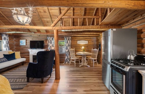 Rudy Cabin | Log cabin on 100 acres-Kitchen-wifi-The Velvet Rooster