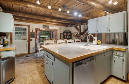 Rudy House | Log cabin on 100 acres-Wifi-Kitchen-Wildlife-The Cuddly Cow