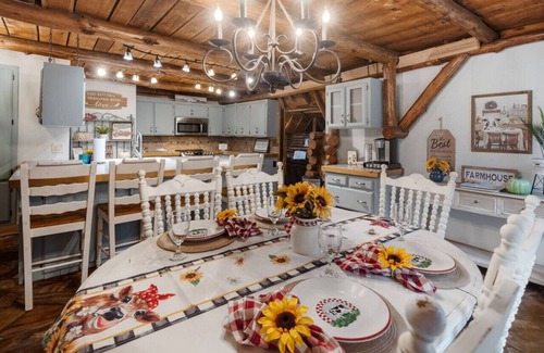 Rudy House | Log cabin on 100 acres-Wifi-Kitchen-Wildlife-The Cuddly Cow