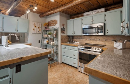 Rudy House | Log cabin on 100 acres-Wifi-Kitchen-Wildlife-The Cuddly Cow