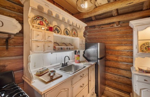 Rudy Cabin | Log cabin on 100 acres-Wifi-Kitchen-Wildlife-The Happy Hound