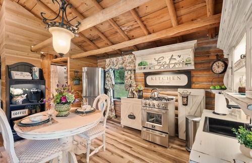 Rudy Cabin | Log cabin on 100 acres-Wifi-Kitchen-Wildlife-The Pampered Peacock
