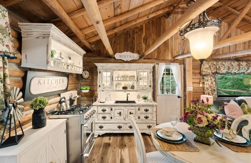 Rudy Cabin | Log cabin on 100 acres-Wifi-Kitchen-Wildlife-The Pampered Peacock