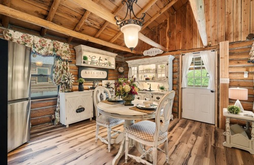 Rudy Cabin | Log cabin on 100 acres-Wifi-Kitchen-Wildlife-The Pampered Peacock