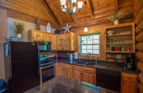 Lansing Cabin | Log Cabin on the New River with Easy Steps in the River + Hot Tub + Fire Pit