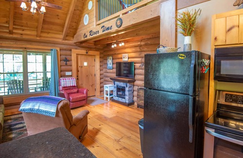 Lansing Cabin | Log Cabin on the New River with Easy Steps in the River + Hot Tub + Fire Pit
