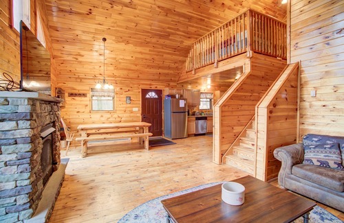 Ebervale House | Log Cabin POCONO, PRIVATE, FREE WIFI HOT TUB POOL TABLE , FREE TESLA EV CHARGER