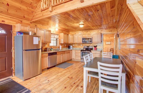 Ebervale House | Log Cabin POCONO, PRIVATE, FREE WIFI HOT TUB POOL TABLE , FREE TESLA EV CHARGER