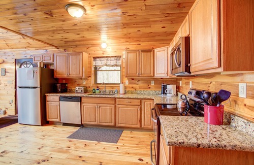 Ebervale House | Log Cabin POCONO, PRIVATE, FREE WIFI HOT TUB POOL TABLE , FREE TESLA EV CHARGER