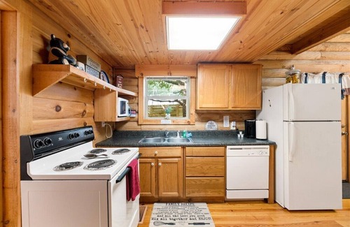 Knoxville Cabin | Log Cabin, UTK/Neyland, Smokies, 16acres, FP, HotTub, Arcade, Fishing, Golf,Pets