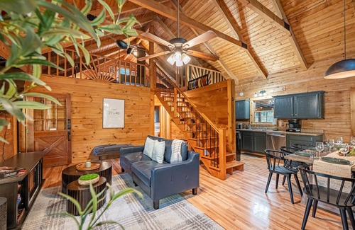 Hico Cabin | Log Cabin w/Hot Tub, Game Room-10 min to NRG