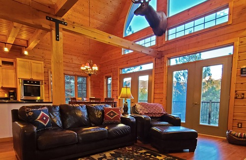 Rainbow Valley Cabin | LOG CABIN w/Mtn View, Hot Tub, & Fireplace!