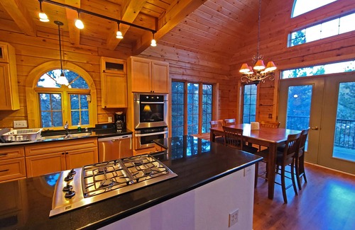 Rainbow Valley Cabin | LOG CABIN w/Mtn View, Hot Tub, & Fireplace!