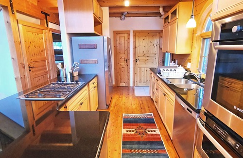 Rainbow Valley Cabin | LOG CABIN w/Mtn View, Hot Tub, & Fireplace!