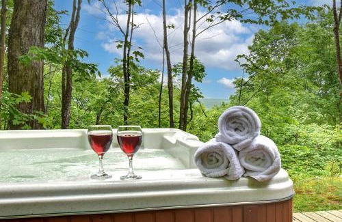 Labelle Ski Chalet | Log cabin with HOT TUB and view