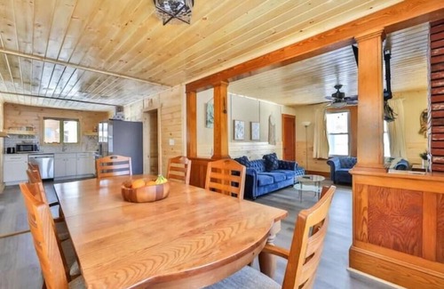 Hunter Villa | Log cabin with INDOOR POOL foot of hunter mountain