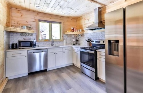 Hunter Villa | Log cabin with INDOOR POOL foot of hunter mountain