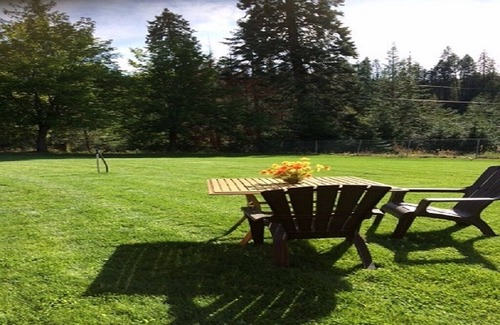 Newport House | Log Home Getaway Surrounded by meadows & Mountains