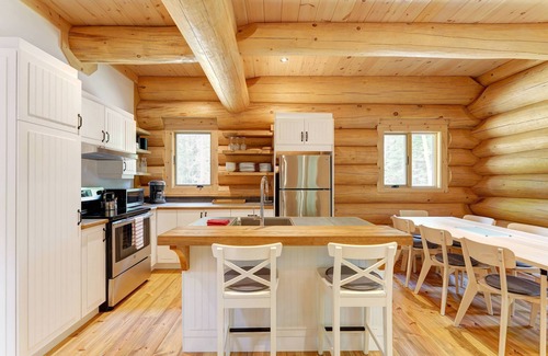La Minerve Ski Chalet | Log Home ♥ Intimacy ✦ Natural Lake Access ☼