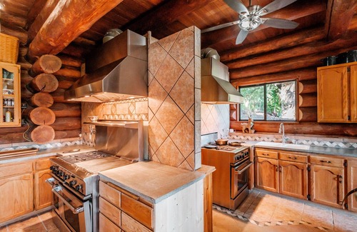 Albany House | Log Home on the Saintiam River in Albany, Oregon