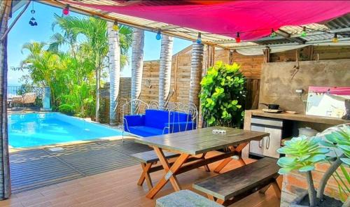 La Possession House | Logement privé comprenant chambre, salle de bain, cuisine extérieure dans belle villa avec piscine vue ocean