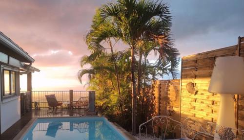 La Possession House | Logement privé comprenant chambre, salle de bain, cuisine extérieure dans belle villa avec piscine vue ocean