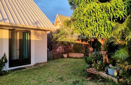 La Possession House | Logement privé comprenant chambre, salle de bain, cuisine extérieure dans belle villa avec piscine vue ocean