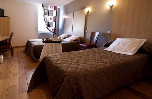 Sail-sous-Couzan Hotel | Logis Hôtel Le jardin des Thermes