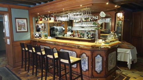 Germigny-l'Eveque Hotel | LOGIS - Hôtel & Restaurant Le Gonfalon