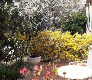 Uchaud Hotel | Logis Hôtel Restaurant Le Clos des Capitelles