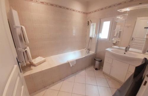 Uchaud Hotel | Logis Hôtel Restaurant Le Clos des Capitelles