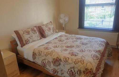 Clayhall Apartment | London Luxury 2 Bedroom Apartment 5 min from tube station with free parking