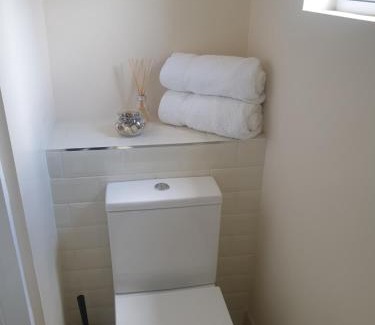 Clayhall Apartment | London Luxury 2 Bedroom Apartment 5 min from tube station with free parking