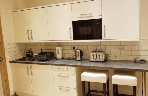 Clayhall Apartment | London Luxury Apartments 1min walk from Underground, with FREE PARKING FREE WIFI
