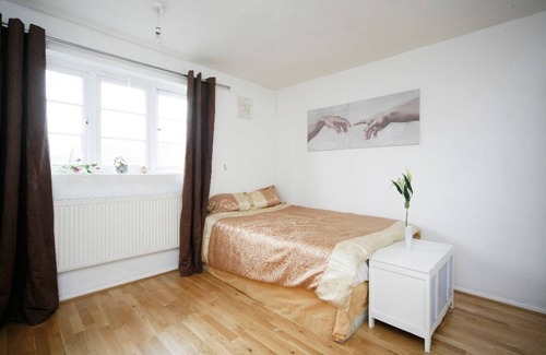 Stratford Bed & Breakfast | London smart doubles n singles in a great location