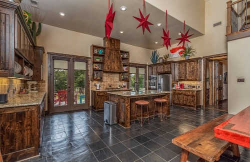 Gordonville House | Lone Star State of Mind - 6BD/5BA w/FIshing Pond & Fully Furnished Kitchen
