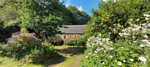 Plogonnec House | Longere ancienne dans un parc
