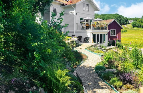 Kungsbacka O House | Look forward to a fantastic vacation home vacation with a view of the lake.
