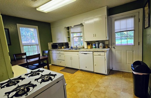 Prairie Grove Cottage | Looking for a cozy home away from home in scenic Northwest Arkansas?