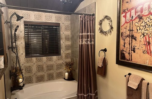 Loomis House | "Loomis Log Cabin": Tranquil Countryside Getaway