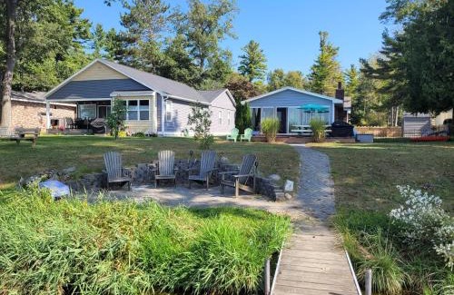 Oscoda House | Loon Lodge - Lakefront With Private Dock!