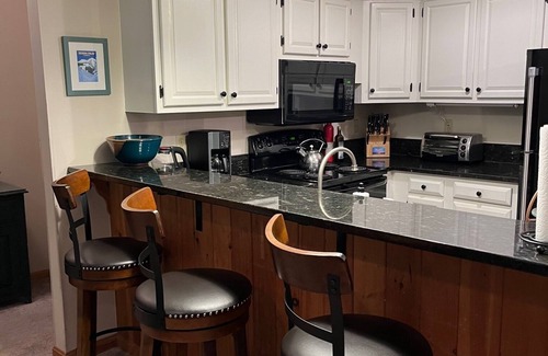 Lincoln Condo | Loon Mountain/Riverfront Condo Sleeps 6