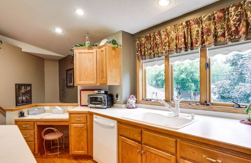 Loretto House | Loretto Getaway w/ Stunning Deck + Gas Grill!